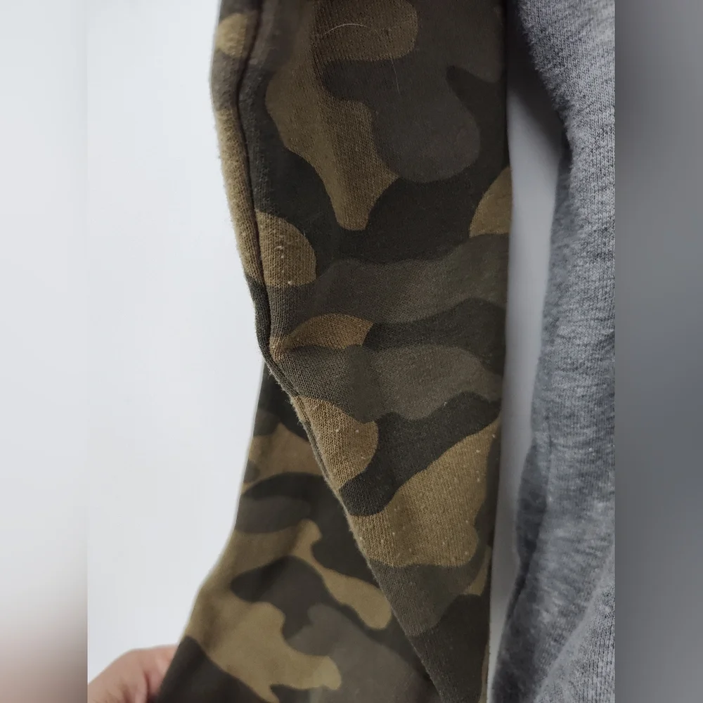 Old Navy Gray And Camo Zippered Hoodie Size X Large, 14-16
